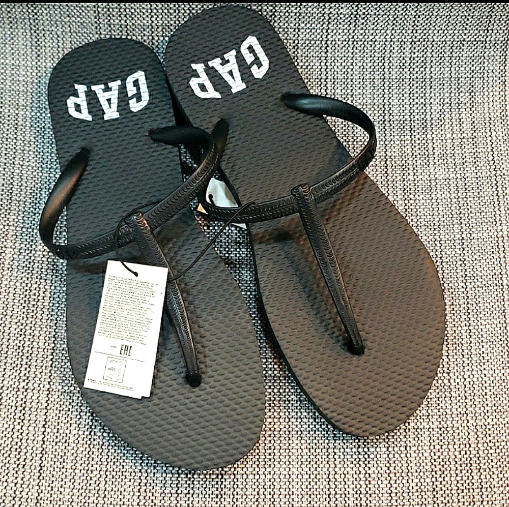 GAP BLACK FLIPFLOPS NWT!